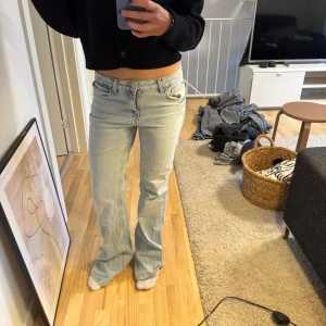 Ljusblå bootcut jeans - Snygga ljusblå bootcut jeans med en klassisk femficksdesign. De har en hög midja och en bekväm passform som ger en smickrande siluett. Perfekta för en avslappnad stil.