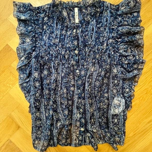Blus från pepe jeans - Blommig blus från pepe jeans! Köpt från zalando och kommer med ett linne som man ska ha under❤️ pris diskuterbart 