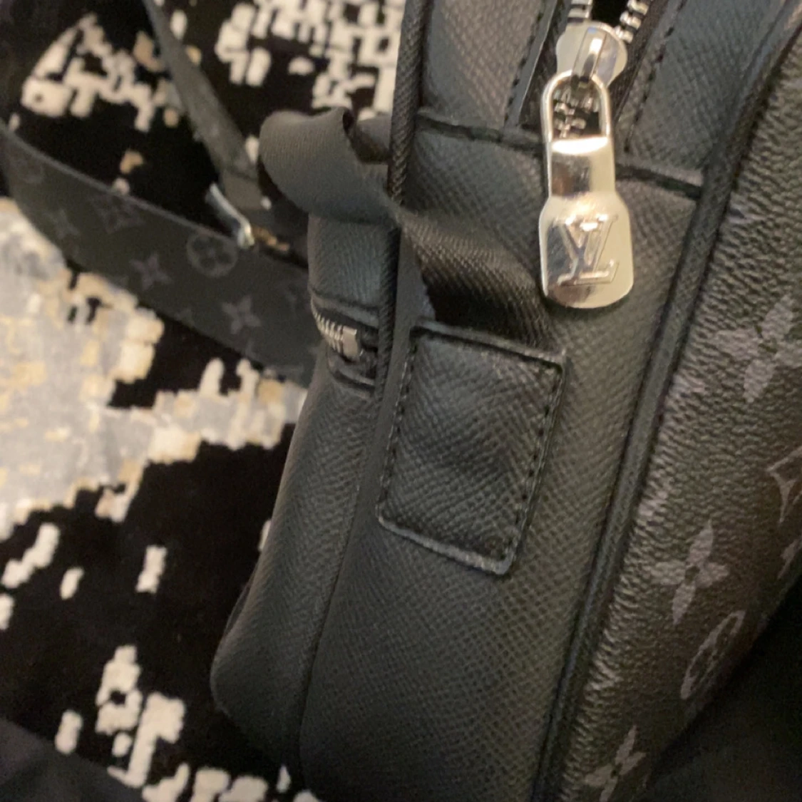 Svart axelväska med monogram - 1