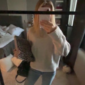 Grå stickad tröja - Säljer en mysig grå stickad tröja med långärmad design. Perfekt för kyligare dagar och enkel att matcha med olika outfits. Tröjan har en avslappnad passform och är idealisk för både vardag och avslappnade tillfällen.