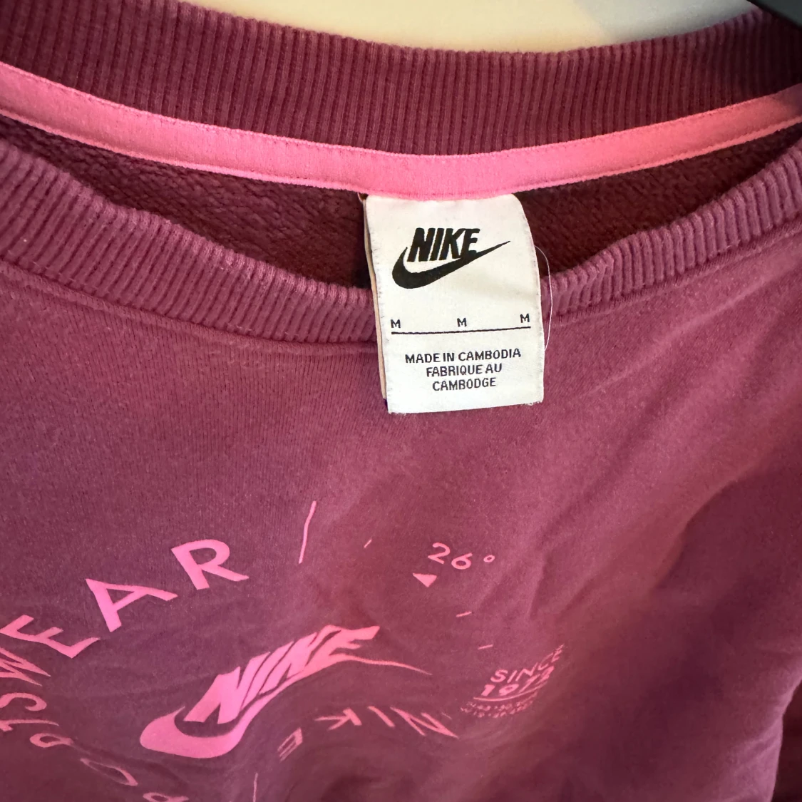 Vinröd sweatshirt från Nike - 1