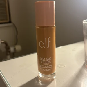 e.l.f. Halo Glow Liquid Filter - e.l.f halo glow i färgen 4 medium den är bara testad en gång. 