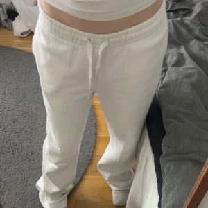 Mjukis byxor lågmidjade från ginatricot🎀 - Mjukisbyxor ifrån Gina i storlek xs använda 2 gånger säljer för dom är stora på mig, skulle säga att dom mer är en S