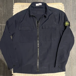 Stone Island Overshirt / Vindjacka Navy - Snygg mörkblå jacka från Stone Island som passar perfekt till våren / sommaren || Storlek: M || Mycket fint skick || Priset säger svaret 