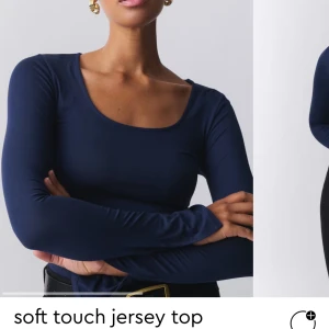 Marinblå topp Gina - Marinblå topp med djup hals och slits i ärmarna från gina. Super mjukt material och knappt använd i storlek S. Bara att höra av dig vid frågor💙