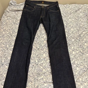 Lee jeans - W31 L32 Mörkblå jeans från Lee i bra skick. Sitter alldeles för tajt på mig runt låren särskilt men dem har annars en regular fit. 