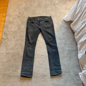 Nudie Jeans - Nudie Jeans i modellen Tape Ted. Asfeta jeans i en skön grå färg. De har inga tecken på användning över huvud taget! Som nya! Storleken är 31/32! hör av er🤩