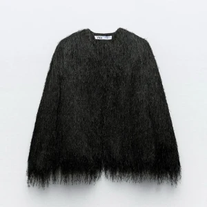 Jacka med fransar - Säljer en svart jacka från Zara med fransar, jättefint nu till våren. Endast testad! Storlek M men passar S ❤️