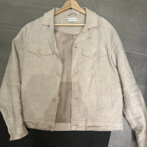 Snygg overshirt  - Säljer denna sjukt snygga linne overshirt från These glory days, perfekt för sommar o vår! Nypris 2799, men säljer för 1200kr. 9/10 skick Storlek S