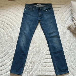 Acne jeans - Feta acne jeans i bra skick och storlek 32/34. De är dock ganska smala i midjan o runt låren så skulle säga att de sitter mer som en 31/34. 