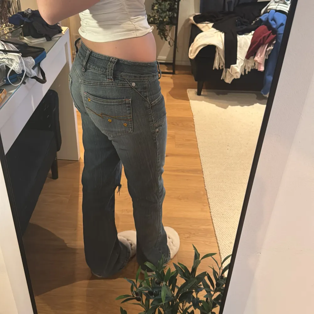 Säljer dessa så snygga vintage jeans med jättecola och unika fickor framtill och så fina bakfickor med blommor på. De är från blue miss i size 25💕Slitna nertill vilket jag såklart kan skicka bild på priv om ni ber mig💗. Farkut & Housut.