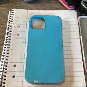 Blått mobilskal - Säljer ett enkelt och stilrent blått mobilskal. Skalet är gjort av syntetmaterial och har en slät yta. Perfekt för att skydda din telefon med stil. Passar bra för vardagligt bruk.