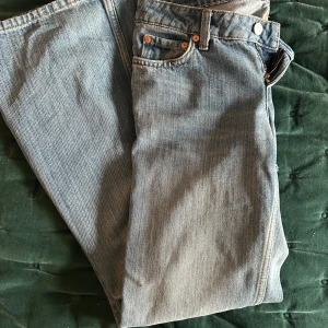 Blå bootcut jeans från Weekday - Snygga blå bootcut jeans från Weekday i modellen Nova Low Slim. Jätte fin ljusblå färg som är perfekt inför sommar och vår💗