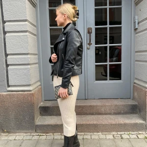 Stickad kjol Zara - Otroligt fin stickad kjol från Zara som tyvärr inte kommer till användning, enbart använd 1-2 gånger så i superfint skick!