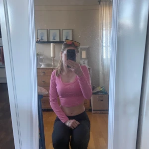 Rosa croppad topp - Säljer en söt rosa croppad topp med långa ärmar. Perfekt för en trendig look. Passar bra till både jeans och kjol. 💖