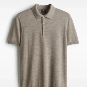 Beige pikétröja från H&M - Snygg beige pikétröja från H&M i en klassisk design med krage och tre knappar framtill. Perfekt för en stilren och avslappnad look. Passar bra till både jeans och chinos.