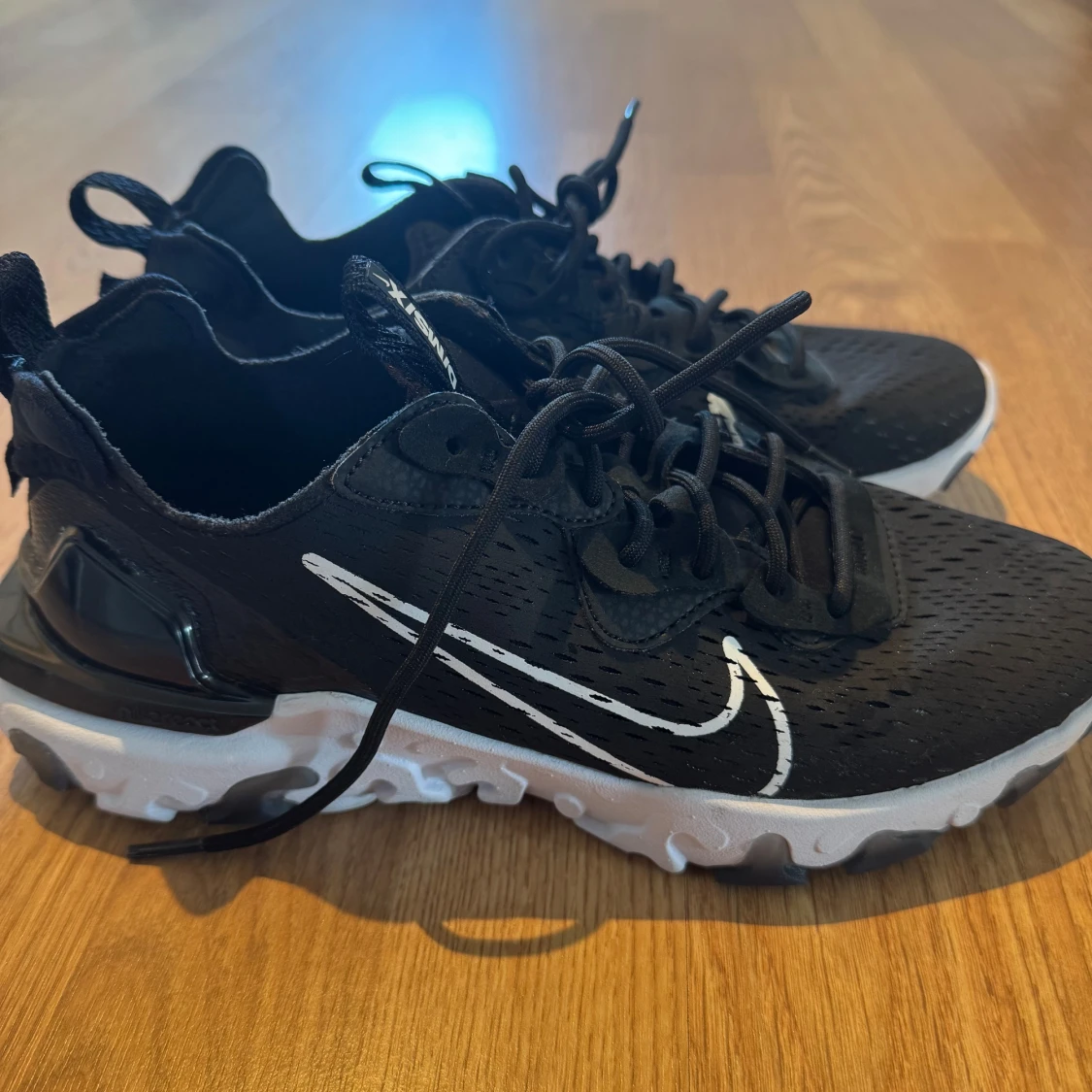 Nike React V2. Svart/vit