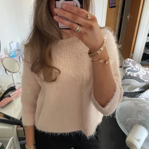 Ljusrosa stickad tröja från Etam - Säljer en mysig ljusrosa stickad tröja från Etam. Tröjan är fluffig och har trekvartslånga armar, perfekt nu till våran!! Skriv för mer info eller bilder!! 💕💕