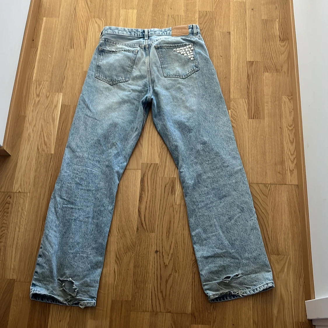 Ljusa jeans med nitar - 1