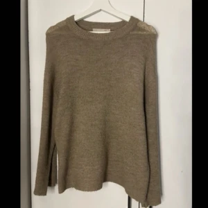 Beige stickad tröja - Säljer en stickad tröja från 157 som inte kommer till användning längre. Hör gärna av dig vid frågor!💓