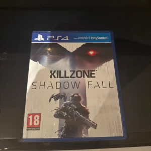 Killzone: Shadow Fall för PS4 - Säljer spelet Killzone: Shadow Fall för PS4. Det är ett actionfyllt spel med en åldersgräns på 18 år. Perfekt för dig som gillar intensiva och spännande spelupplevelser. Skivan och fodralet är i gott skick.