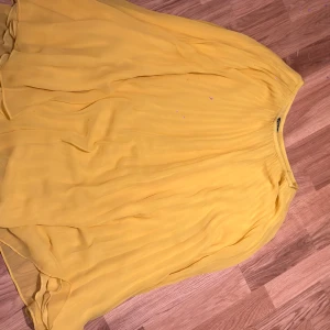 Gul kjol från Polo Ralph Lauren - Solgul kjol från Polo Ralph Lauren. Den har en luftig och flödande design som ger en härlig sommarkänsla. Perfekt för varma dagar när du vill känna dig både bekväm och stilren. Två små mini fläckar som inte syns sådär jätte mycket 🌼