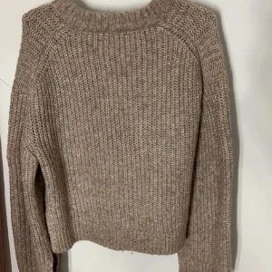 Beige stickad tröja från Gina  - Säljer en mysig beige stickad tröja från Gina med rund hals och långa ärmar. Flitigt använd o är lite nopprig därav priset, annars finns det inga defekter 🩷