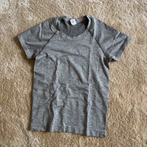 T-shirt från Lululemon  - Jättefin tränings T-shirt från lululemon. Den är i storlek 2, men jag har storlek 4 och den passar lika bra så skulle säga att den passar 0/2/4 💗💗pris kan diskuteras 
