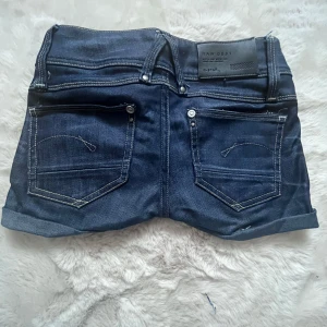 Mörkblå jeansshorts från G-Star - Assnygga lågmidjade shorts från G-star! Hör av er vid fler frågor💕💕💕