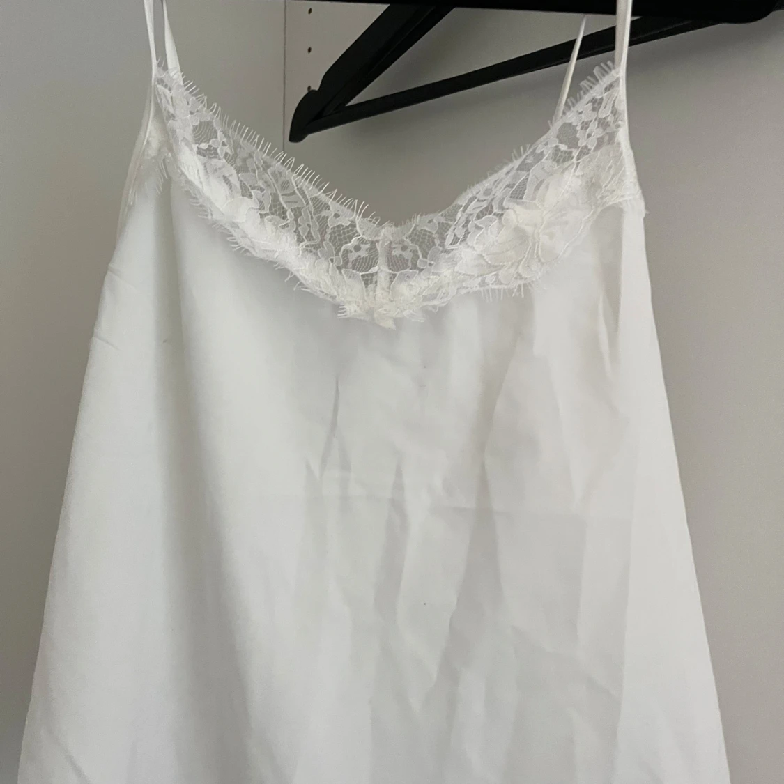 Vit linne med spetsdetaljer - 2