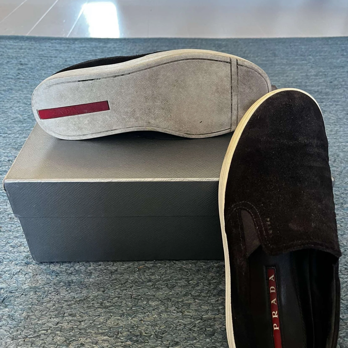 Svarta slip-on skor från Prada - 3