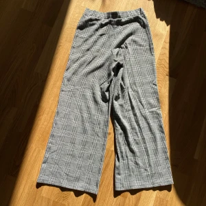 Rutiga byxor  - Ett par snygga rutiga byxor från Kappahl! Väl använda men fortfarande i toppen skick! ❤️❤️