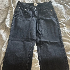 Svarta jeans från 157 - Säljer ett par svarta jeans från Lager 157 i storlek M. Byxorna har en klassisk femficksdesign med knappar och dragkedja framtill. Säljer dessa då jag tyvärr växt ur dom!🩷 köparen står för frakten!