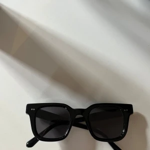 Chimi 04 Svarta - Svarta chimis, modell 04. Bågarna är snea neråt, går säkert att lösa hos optiker jag har inte gjort det då jag har andra solglasögon.