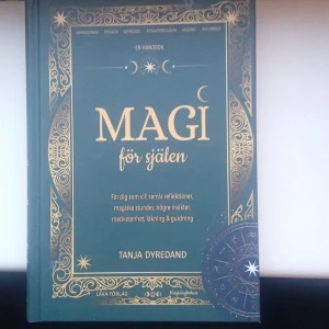 Magi för själen - En handbok för att samla reflektioner, magiska stunder och högre insikter. Boken guidar genom ritualer, astrologi och naturmagi för att manifestera drömmar och inre läkning. Perfekt för den som söker balans och modern spiritualitet i livet. Nypris 385 kr