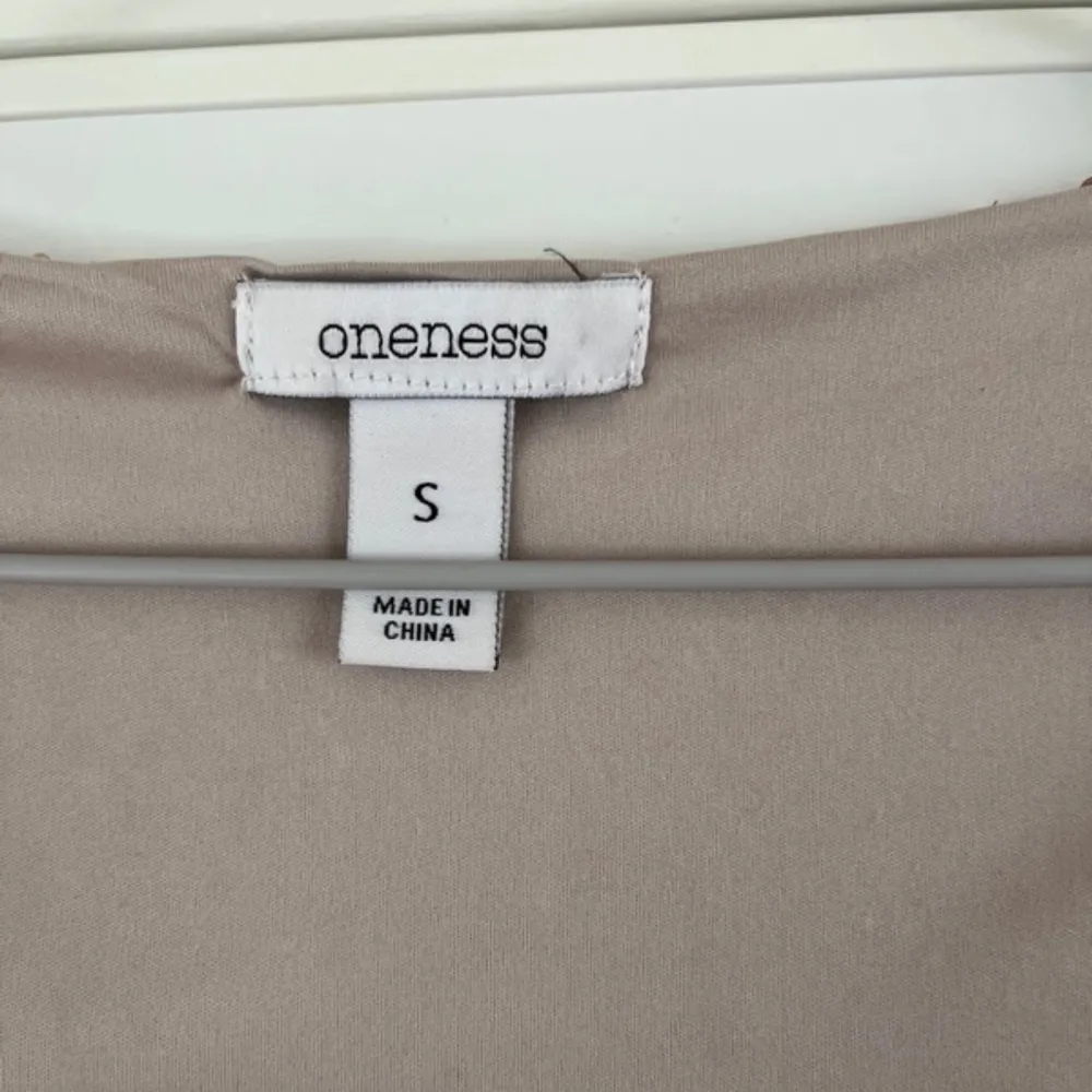 Mkt bra skick, skriver att det kan finnas ng paljett som ramlat av men hittar ingen! Säljer en glittrig klänning från Oneness i storlek S. Klänningen har en v-ringad design med trekvartsärm och är täckt av paljetter i en vacker champagnefärg. Perfekt för en festlig kväll!. Mekot.