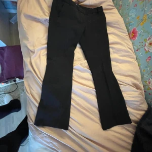 Svarta kostymbyxor från BikBok - Snygga svarta kostymbyxor från BikBok i storlek 40, low waist. Bra skick.