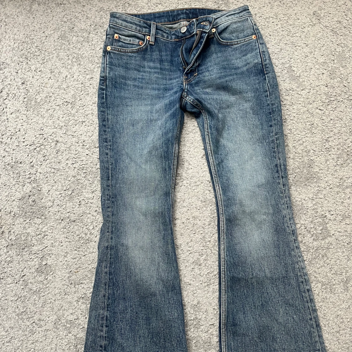 Blå bootcut jeans från Weekday - 1