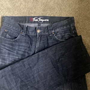 2000s jeans!! - Jättecoola 2000s jeans, tyvärr för stora för mig så dom är ej använda!🫶🏻 skriv gör fler bilder eller om du har frågor, köp nu går bra!!!🫶🏻Midjemått: 45 cm rakt över! Längd: 99 cm
