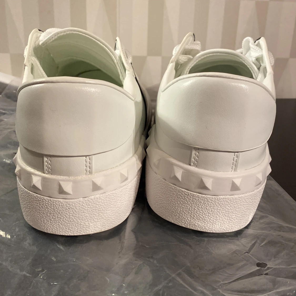 Valentino Garavani sneakers i vitt och svart - 2