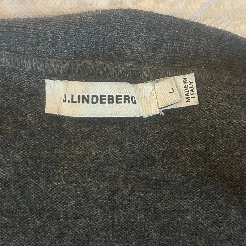 Säljer en stilren grå kofta från J.Lindeberg, Koftan har en stilren design med knappar framtill och långa ärmar. Passar perfekt nu till vår/sommar. Den har två skavanker i form av väldigt små hål, en i ärmen och en vid armhålan men syns knappt och kan enkelt sys ihop. Storleken är L men skulle säga att den sitter mer som M Nypris är 1899, säljer för 400. Hör av vid frågor🤝. Neuletakit & Villapaidat.