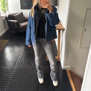 Gråa diesel jeans - Säljer mina gråa jeans från diesel. Kommer ej till användning länge, typ 2 gånger, och därav säljer jag de!💕💕Nypris 1800kr. Skriv om ni har frågor!