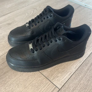 Air force 1 svart  - Inte använda mycket, ser ut som nya. Storlek 42,5