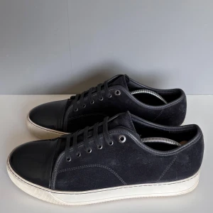 Lanvins - Säljer ett par lanvins i färgen elephant grey, storlek UK11(EU45). Cond 8,5/10 lite crease och heeldrag men annars väldigt bra skick! Tillkommer endast skor!