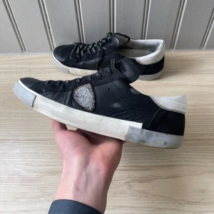 Philippe model skor - Säljer dessa Philippe model prsx skorna i okej skick. Skorna är använda men fortfarande mycket kvar att ge. Se bild 5 för lite närmare på hälen, sen är insidan också sliten. Endast skorna ingår. Storlek 43. Hör av er vid eventuella frågor! 