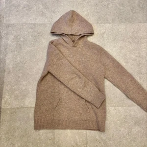 Beige merinoull hoodie - 100% merinoull hoodie | Skick 9/10 | Storlek: xs (passar runt 160-170) | Nypris ligger på 1399kr | Det är bara att skriva om ni har frågor eller funderingar!