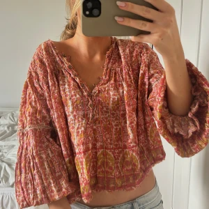 Mönstrad blus - Superfin och unik blus köpte second hand i new york, ursprungligen från free people!!🌸