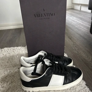 Valentino Flycrews - Tja! Säljer ett par riktigt feta och unika par valentino flycrews som inte säljs i längre! Skicket är 8,5/10 då en spik lossnat och sömnen vid en av sulorna lossnat lite men går lätt att fixa vid skomakaren, skorna är i strl 40,5 men passar 41 skulle jag säga!Pris 3500! Hör av er om ni skulle ha några funderingar!
