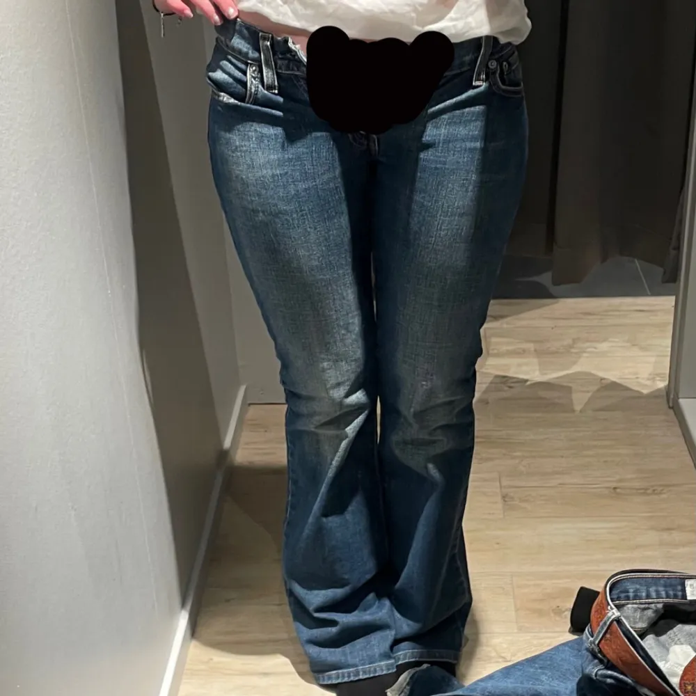 Levis bootcut lågmidjade jeans💗 första bilden är samma modell men en lite annorlunda färg. Midjemått: 37cm Innerbenslängd: 78 cm. I bra skick, lite av tråden har lossnat på ena fickan (bild 5). Farkut & Housut.