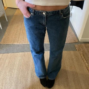 Mörkblåa jeans  - Los waist straight jeans ifrån NAKD i storlek 38. Jag är 175cm.